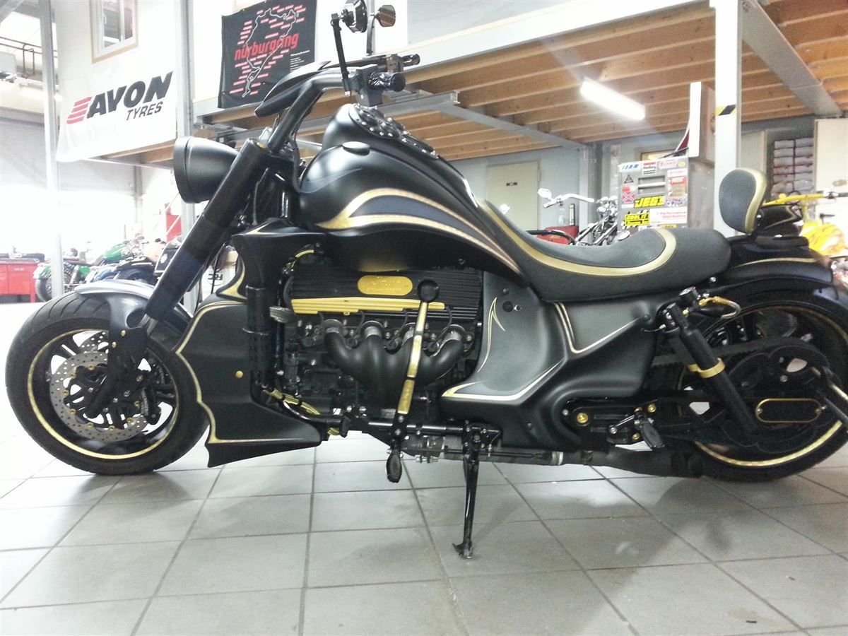 Sitzpolsterung angefertigt & angepasst. Bezug aus Leder mit Gold abgesetzt nach Vorgabe angefertigt und montiert.