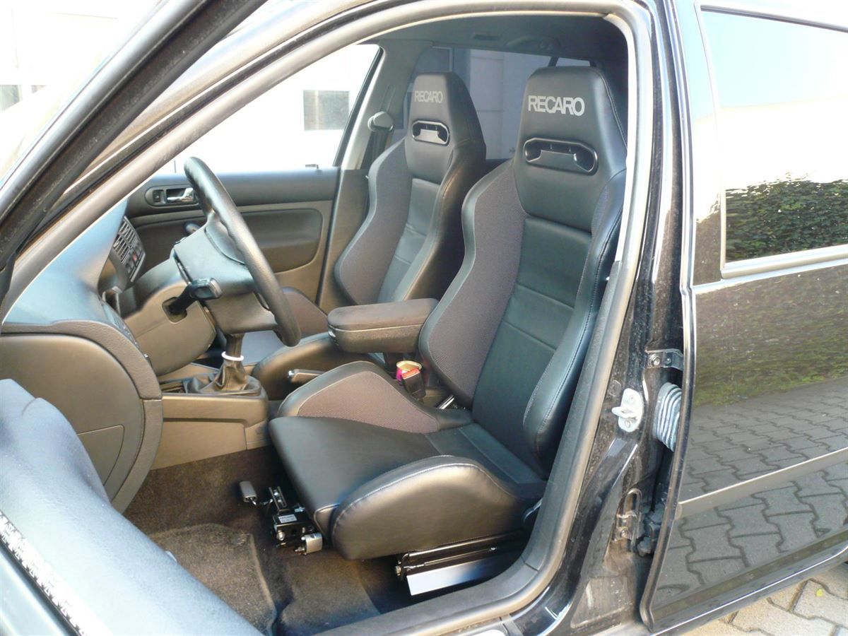 RECARO Speed Sitze im Golf 4 nachgerüstet.