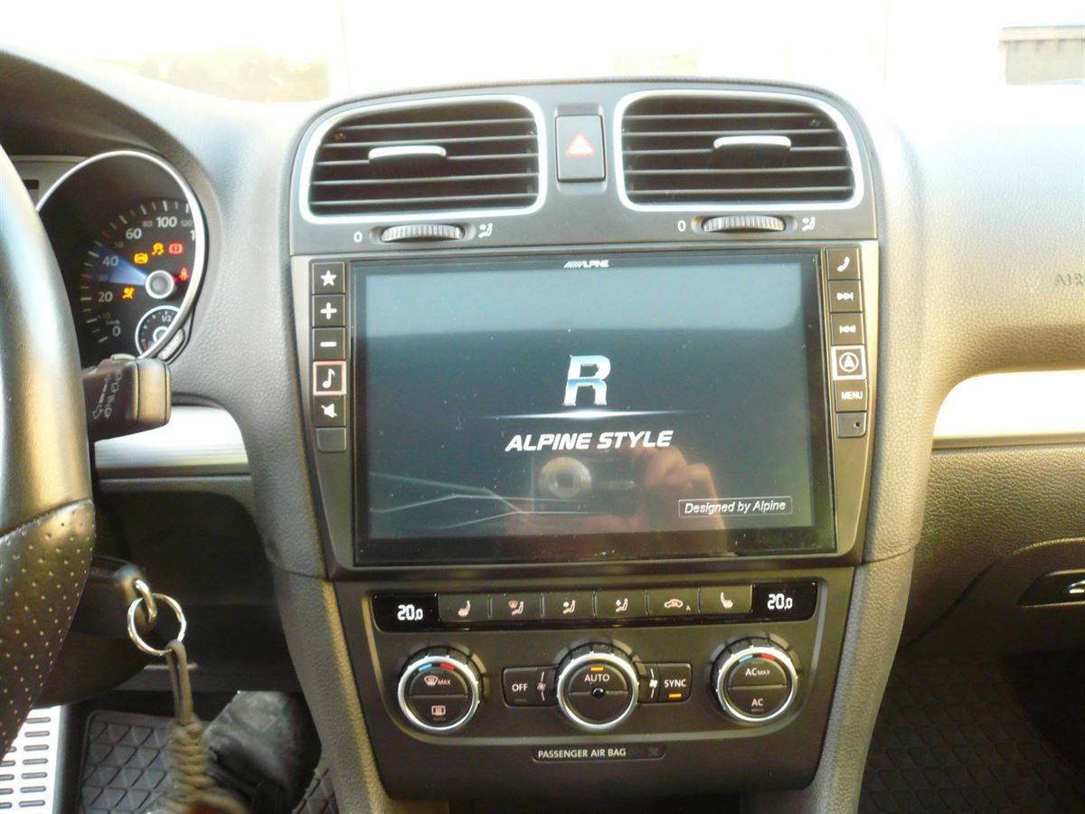 Alpine X902D-G6 9-Zoll Premium-Infotainment-System für Volkswagen Golf 6 mit Navigationssystem, Apple CarPlay und Android Auto Unterstützung nachgerüstet.