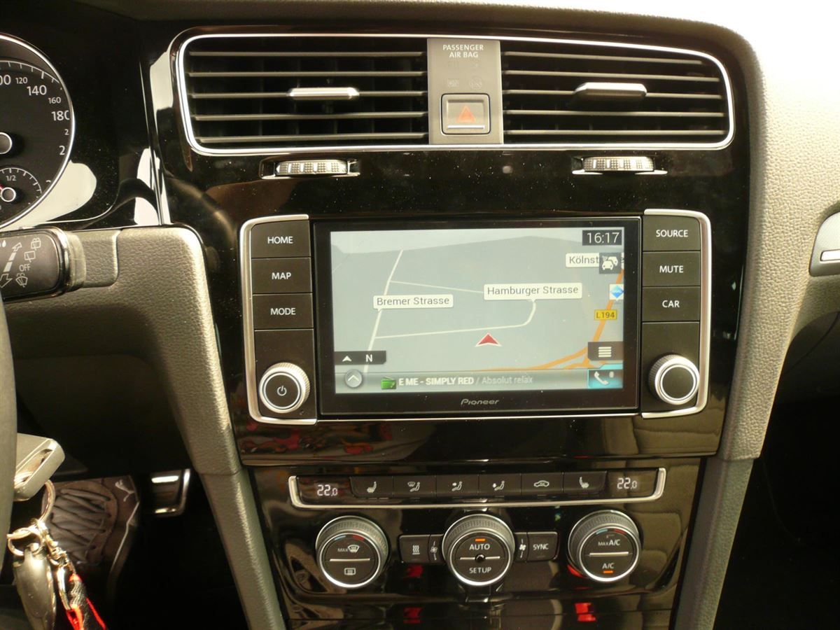 Pioneer AVIC-EVO-G1 Navigation speziel für VW Golf 7 mit Rückfahrkamera nachgerüstet . Klima und PDC werden im Display angezeigt.