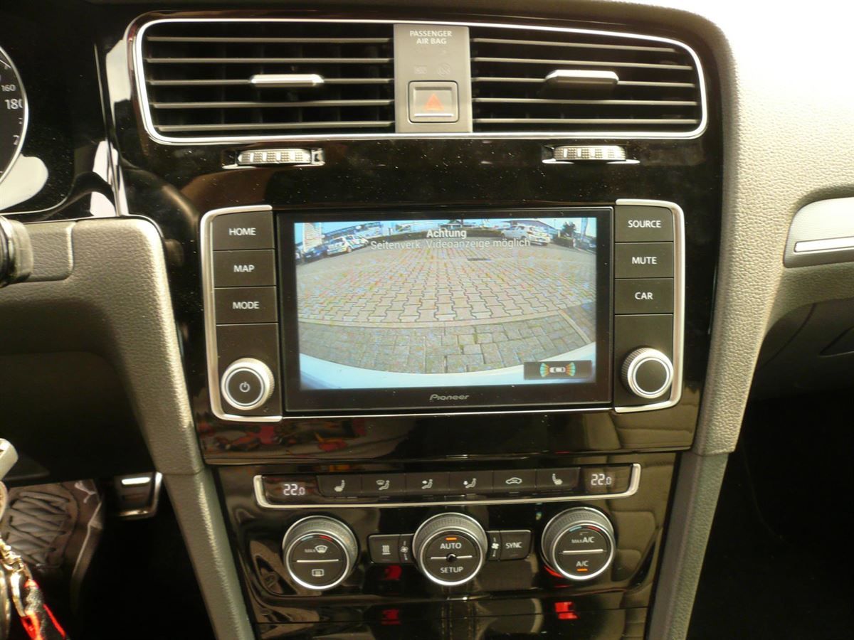 Pioneer AVIC-EVO-G1 Navigation speziel für VW Golf 7 mit Rückfahrkamera nachgerüstet . Klima und PDC werden im Display angezeigt.