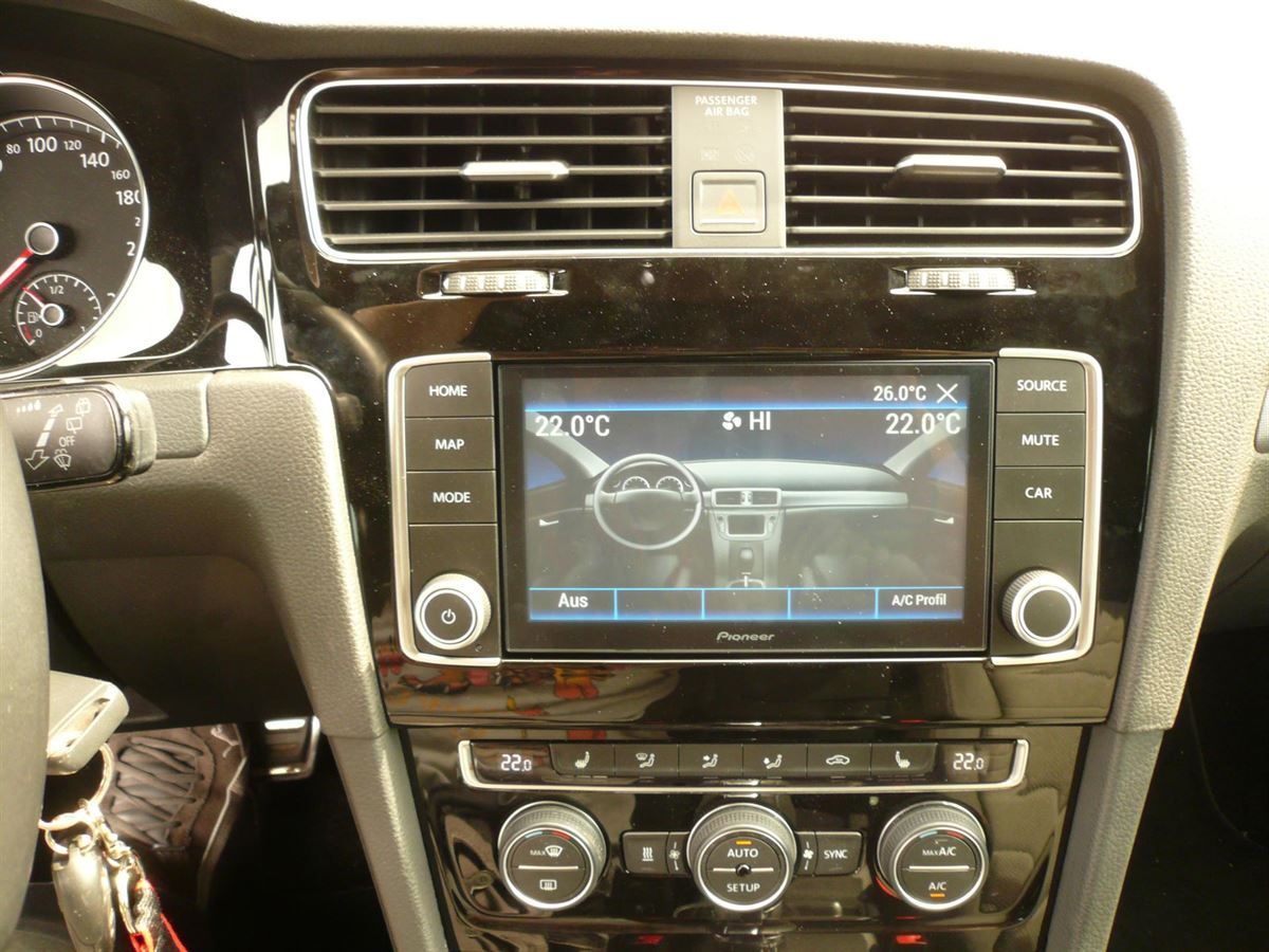 Pioneer AVIC-EVO-G1 Navigation speziel für VW Golf 7 mit Rückfahrkamera nachgerüstet . Klima und PDC werden im Display angezeigt.