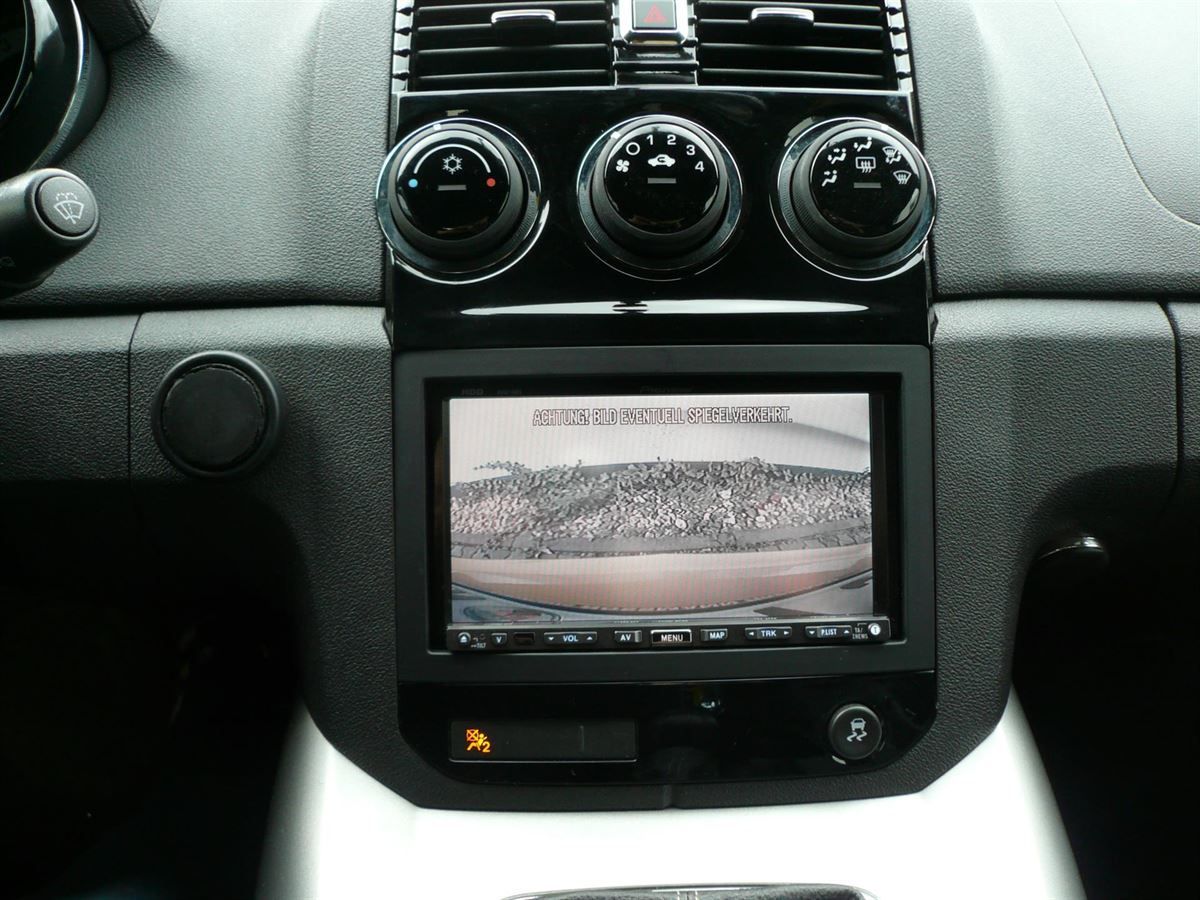 Pioneer Doppel-DIN Navigation und Rückfahrkamera im Opel GT nachgerüstet. Werkseitige Lenkrad-Fernbedienung auf das Pioneer adaptiert.