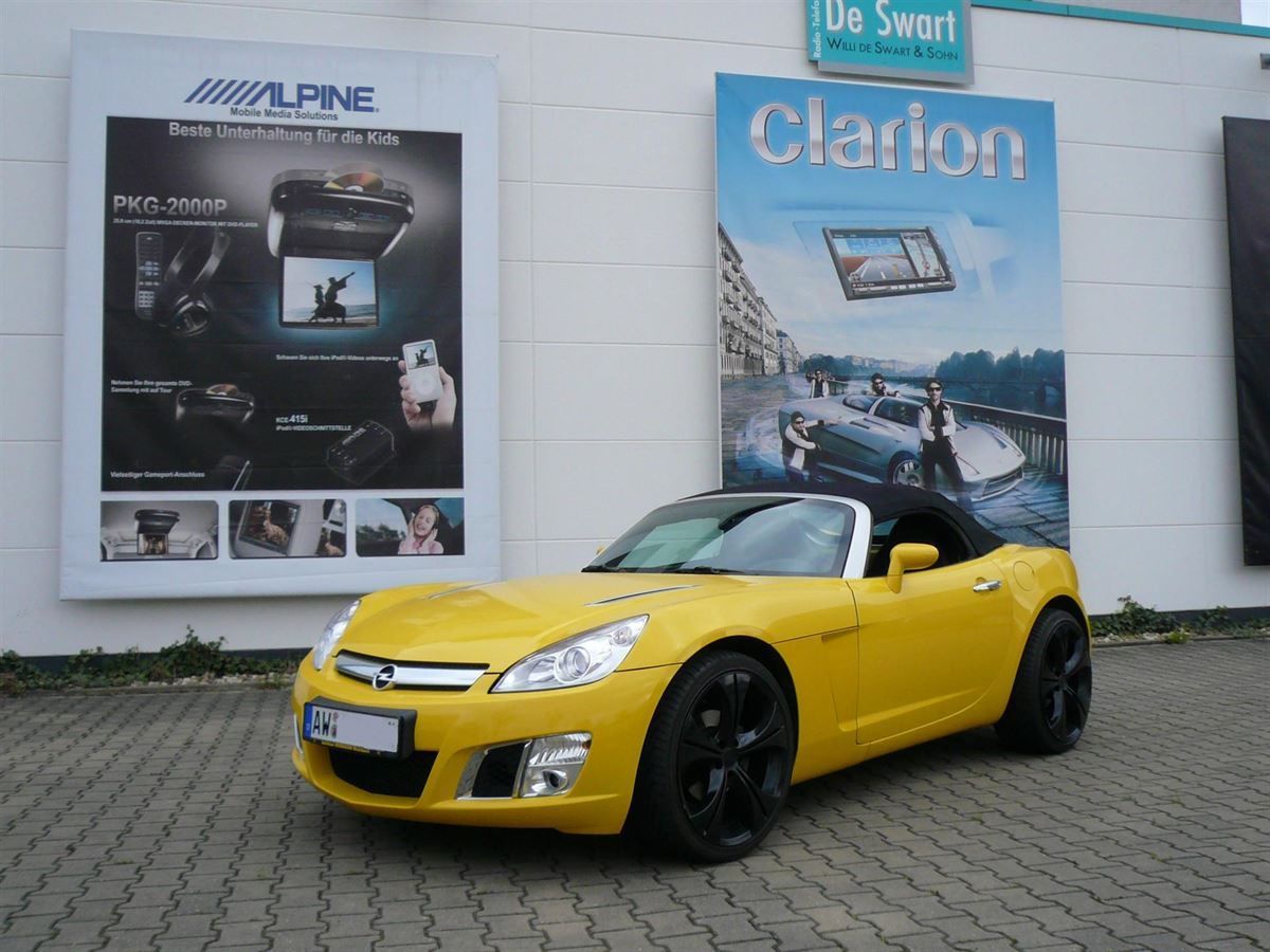 Pioneer Doppel-DIN Navigation und Rückfahrkamera im Opel GT nachgerüstet. Werkseitige Lenkrad-Fernbedienung auf das Pioneer adaptiert.