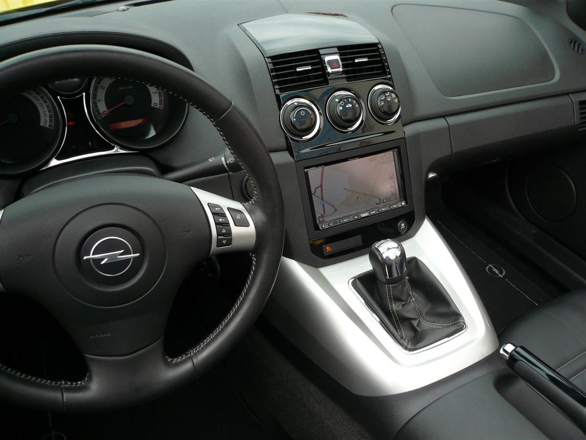 Pioneer Doppel-DIN Navigation und Rückfahrkamera im Opel GT nachgerüstet. Werkseitige Lenkrad-Fernbedienung auf das Pioneer adaptiert.