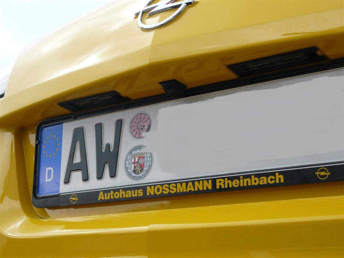 Pioneer Doppel-DIN Navigation und Rückfahrkamera im Opel GT nachgerüstet. Werkseitige Lenkrad-Fernbedienung auf das Pioneer adaptiert.