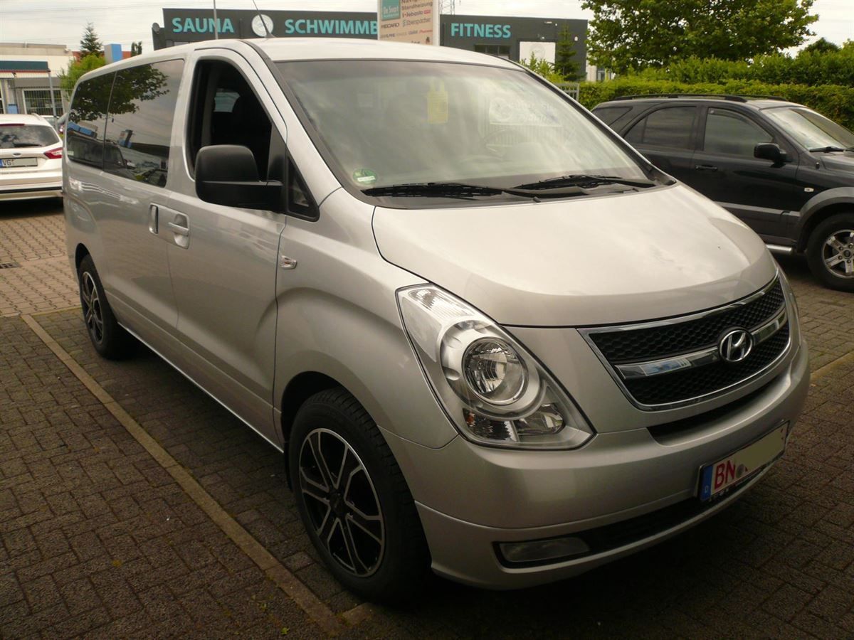 Hyundai H1 Innenausstattung in Leder/Alcantara neu angefertigt und montiert.
