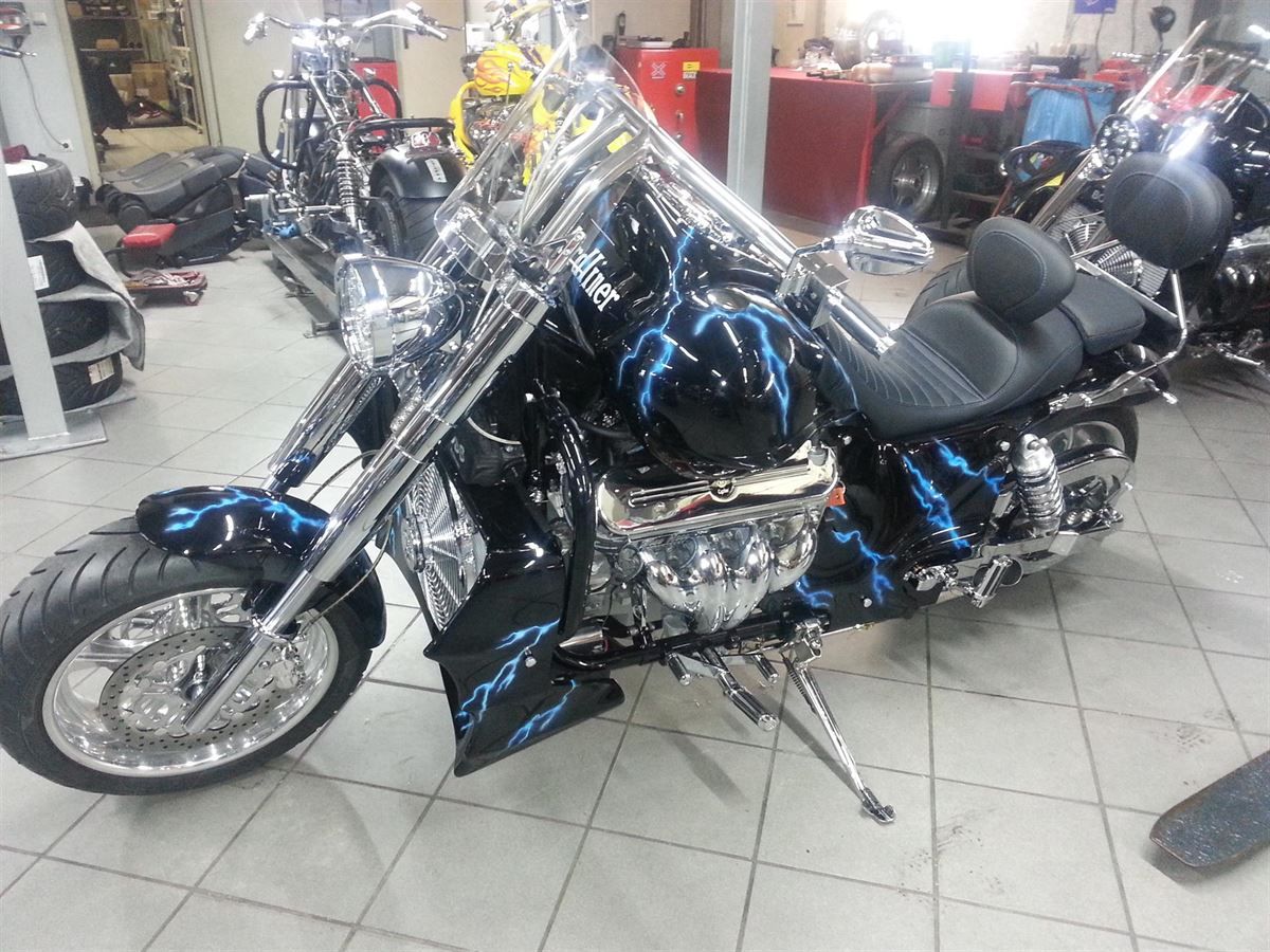 Sitzpolsterung angefertigt & angepasst. Bezug aus Leder mit blauen Nähten nach Vorgabe angefertigt und montiert.