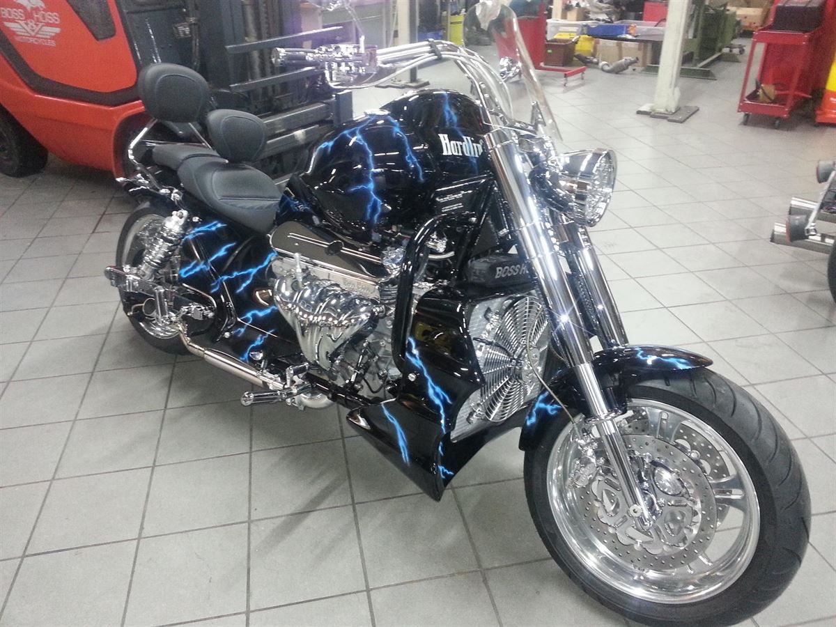 Sitzpolsterung angefertigt & angepasst. Bezug aus Leder mit blauen Nähten nach Vorgabe angefertigt und montiert.