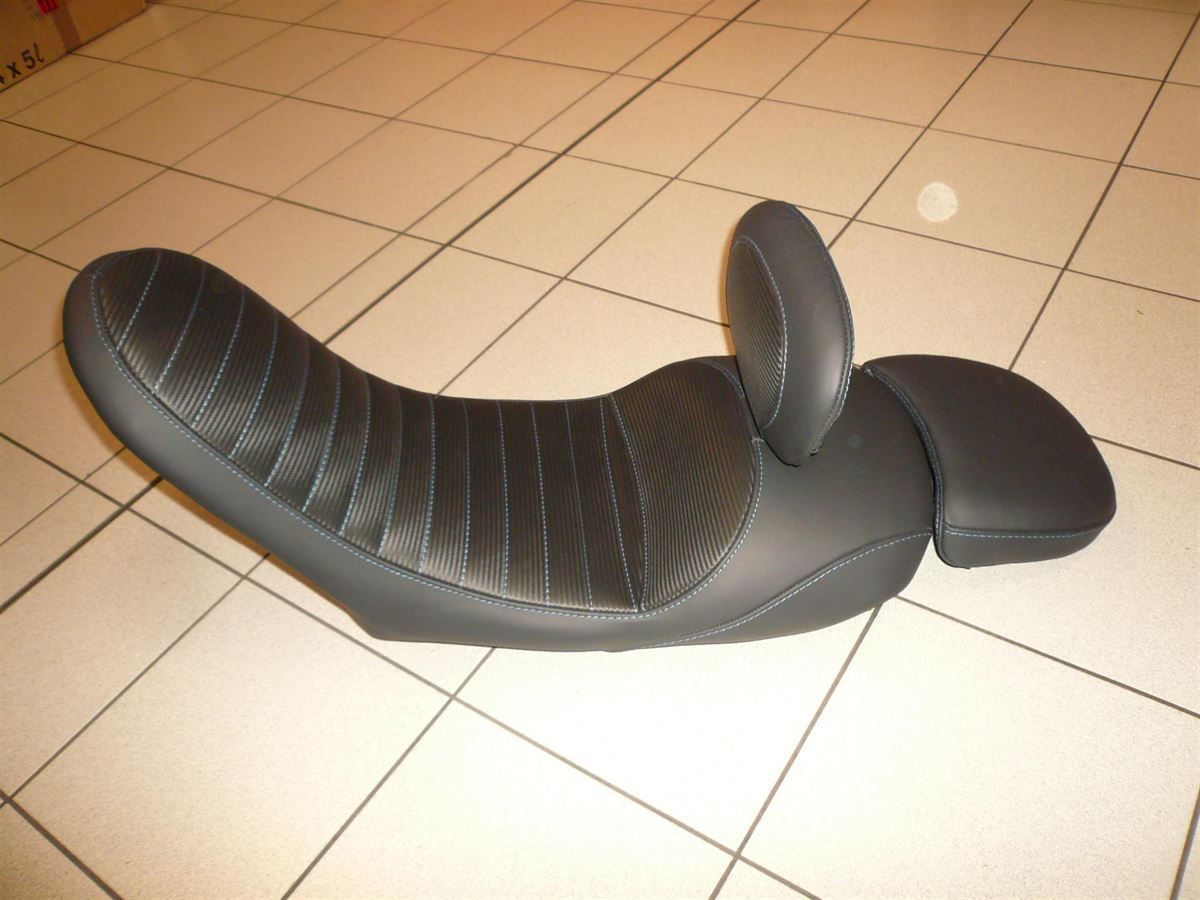 Sitzpolsterung angefertigt & angepasst. Bezug aus Leder mit blauen Nähten nach Vorgabe angefertigt und montiert.