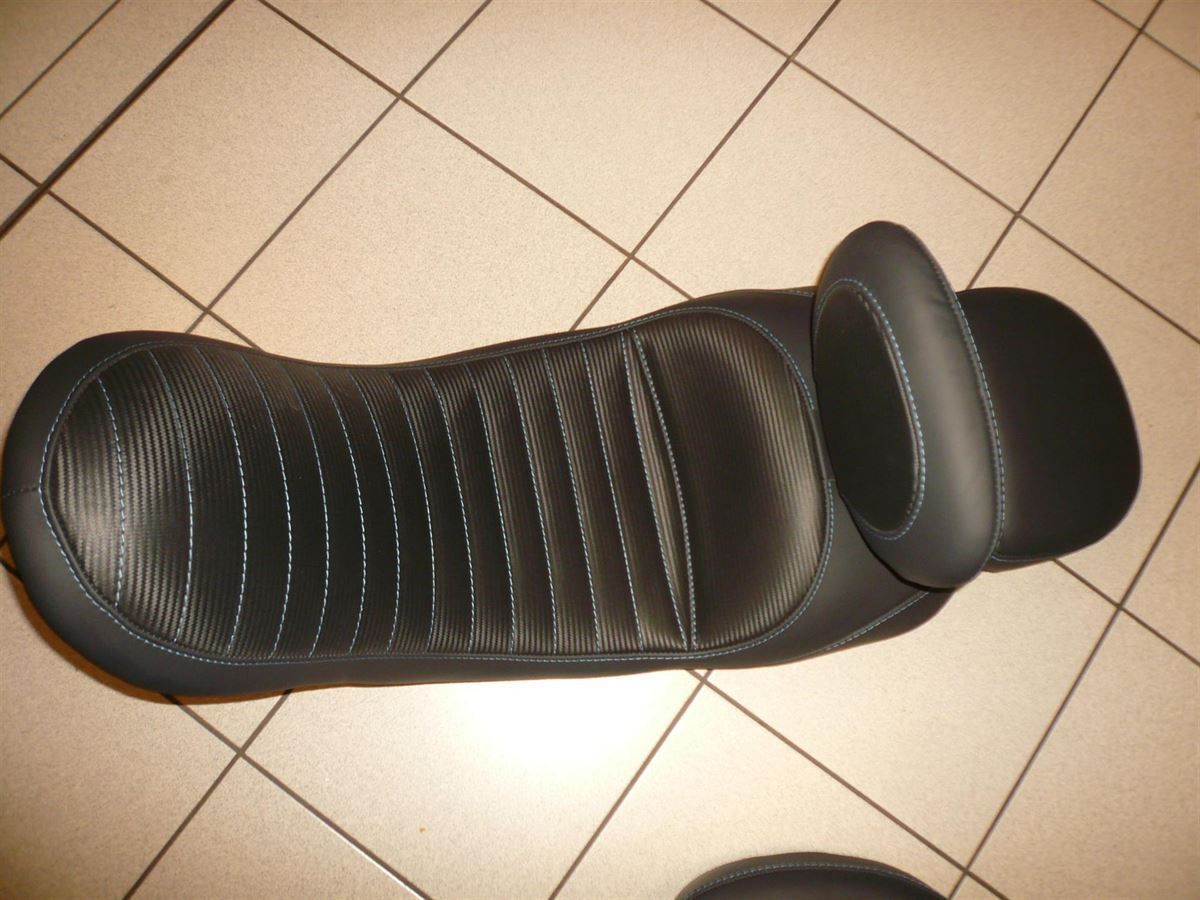 Sitzpolsterung angefertigt & angepasst. Bezug aus Leder mit blauen Nähten nach Vorgabe angefertigt und montiert.