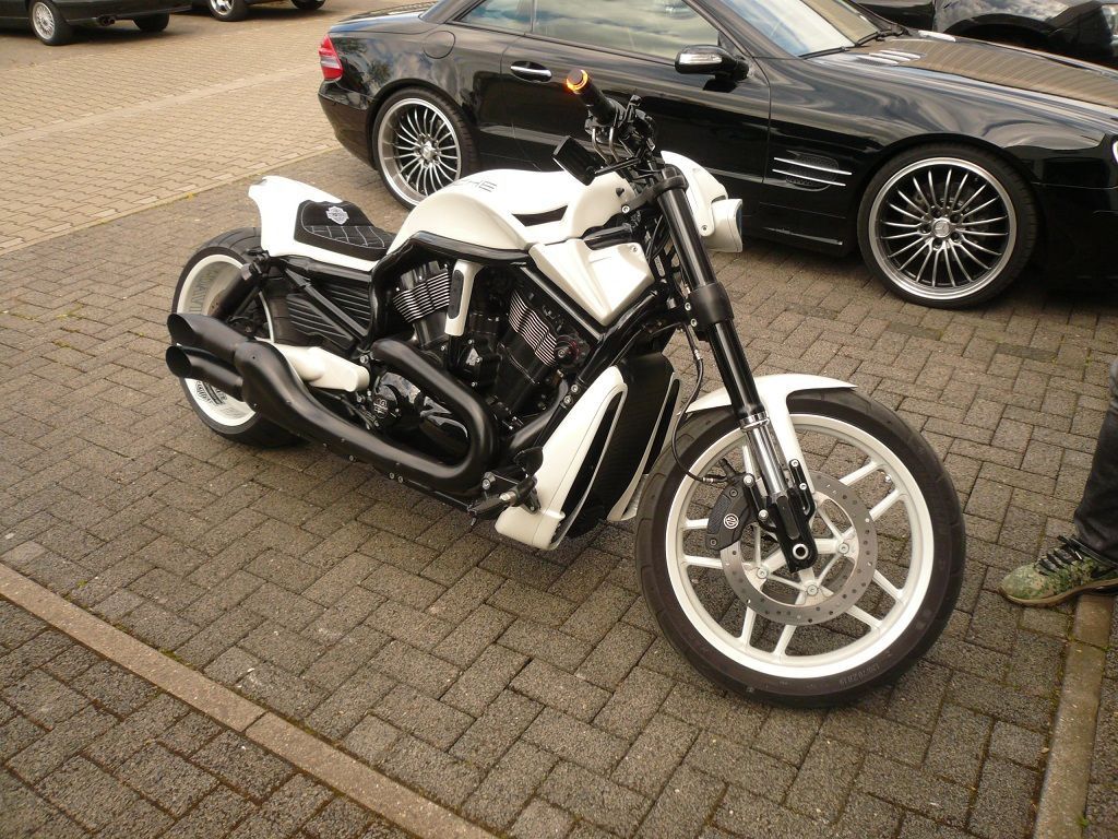 Polsterung und Sitzbezug angefertigt und montiert