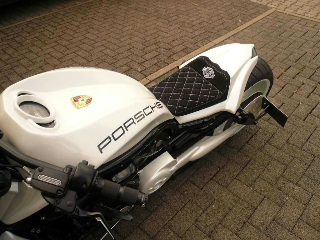 Polsterung und Sitzbezug angefertigt und montiert