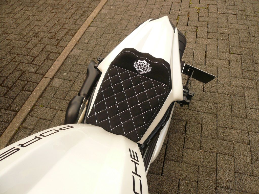 Polsterung und Sitzbezug angefertigt und montiert