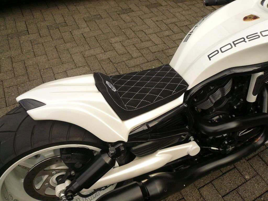 Polsterung und Sitzbezug angefertigt und montiert