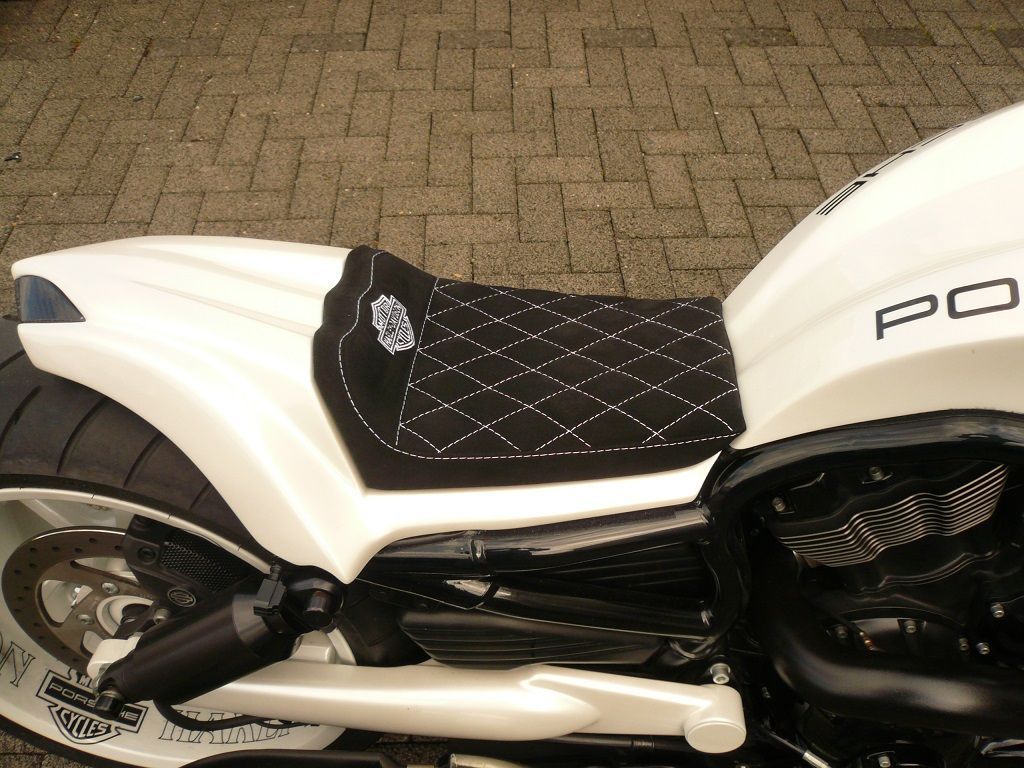 Polsterung und Sitzbezug angefertigt und montiert