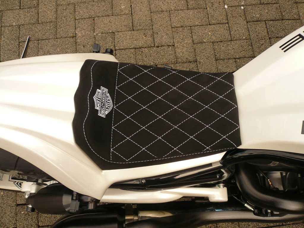 Polsterung und Sitzbezug angefertigt und montiert