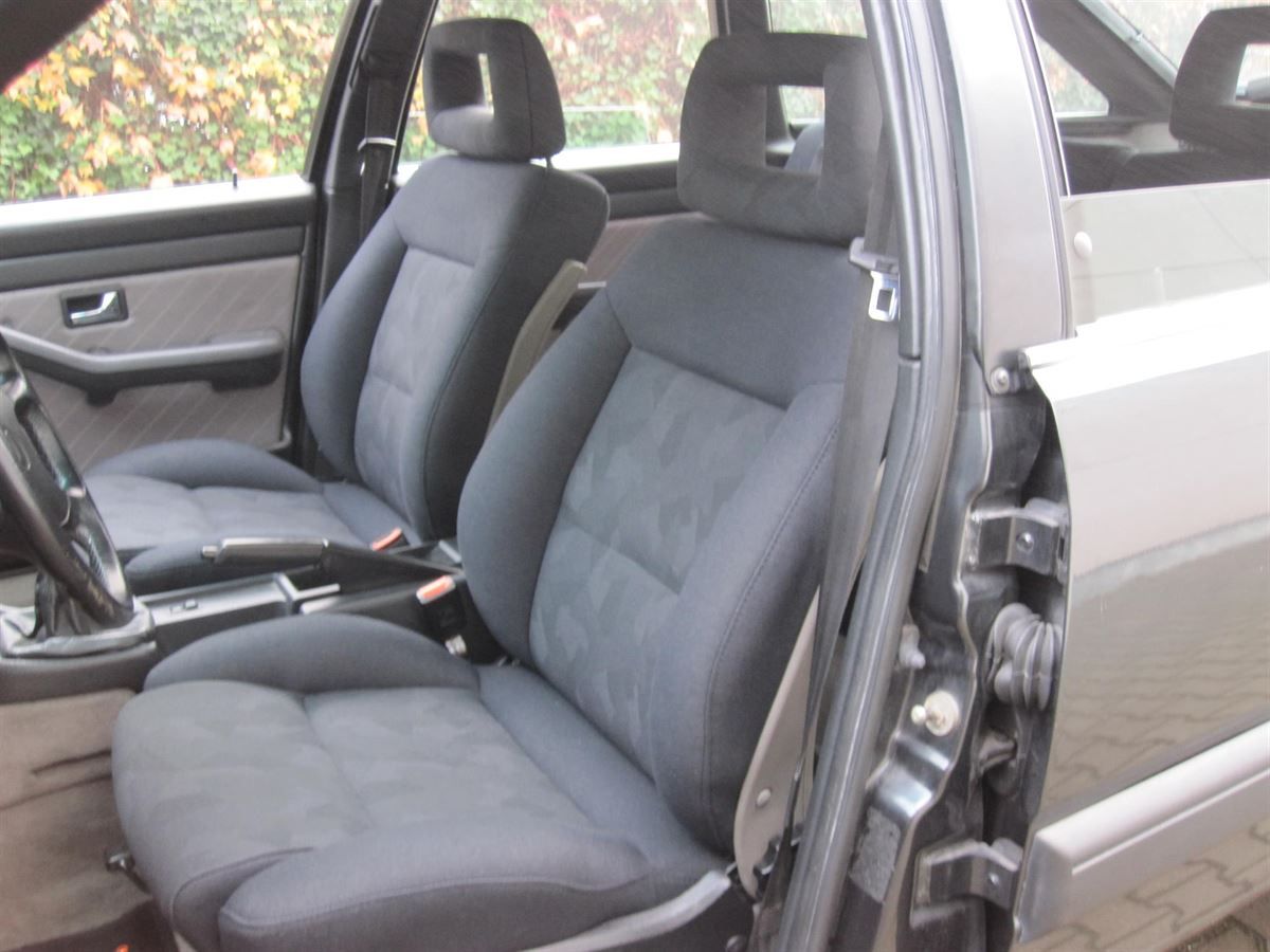 Audi 100 Innenausstattung, Türverkleidungen und Himmel in Recaro Stoff Artista/Nardo schwarz neu angefertigt und montiert.