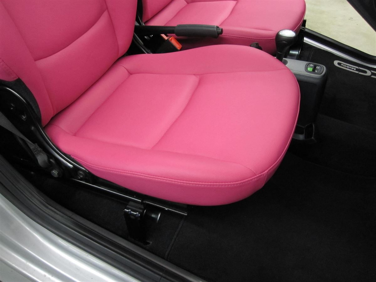 Smart ForTwo Sitzbezüge in pinken Leder neu angefertigt und montiert.