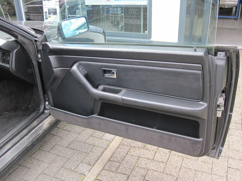 Schwarze Ledersitze in einem Auto mit dem Wort „Classic“ darauf