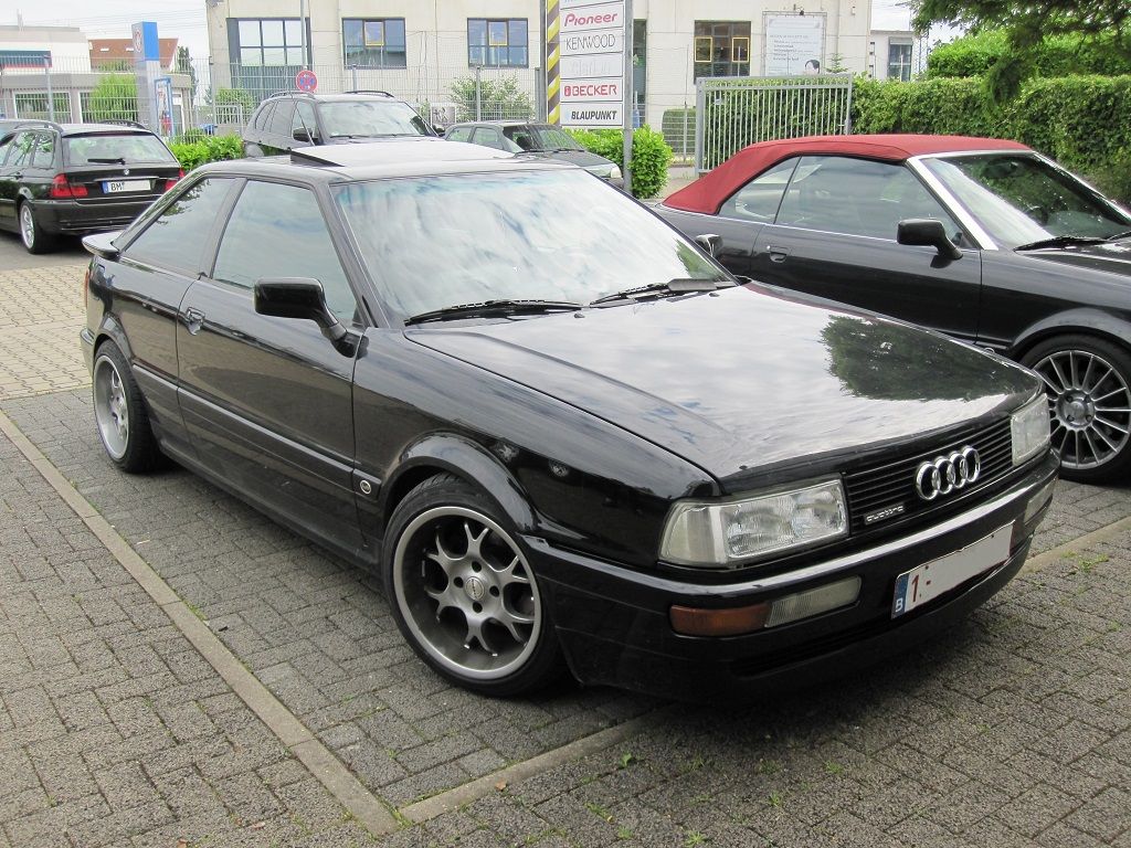 Ein schwarzer Audi steht auf einem Parkplatz