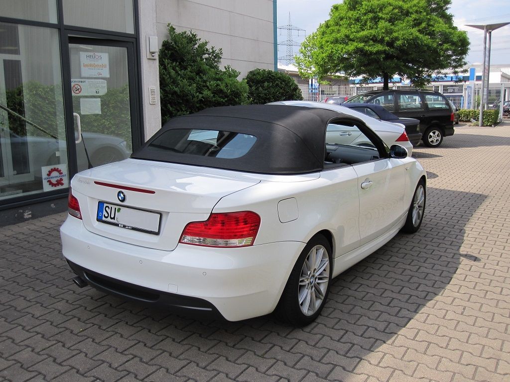 BMW 1er , Verdeckbezug Sonnenland Stoff schwarz geliefert und montiert.