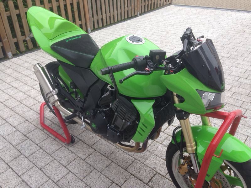 Sitzbank in Leder / Alcantara mit grünen Nähten neu bezogen