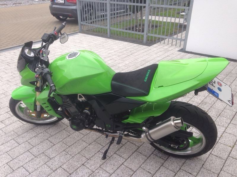 Sitzbank in Leder / Alcantara mit grünen Nähten neu bezogen