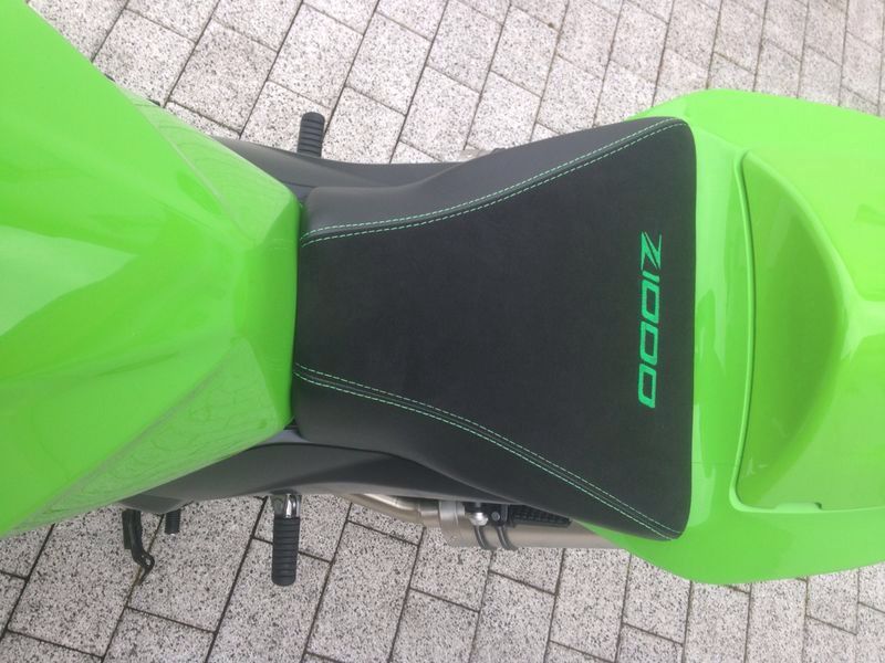 Sitzbank in Leder / Alcantara mit grünen Nähten neu bezogen