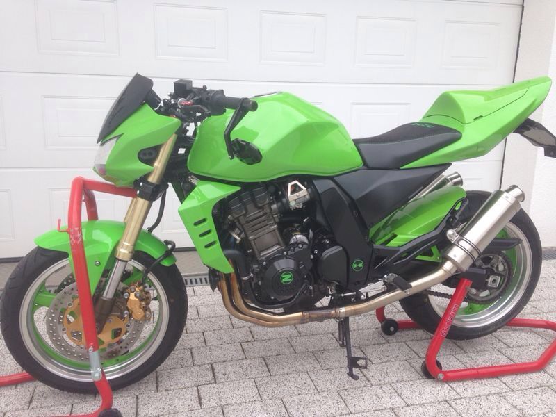 Sitzbank in Leder / Alcantara mit grünen Nähten neu bezogen