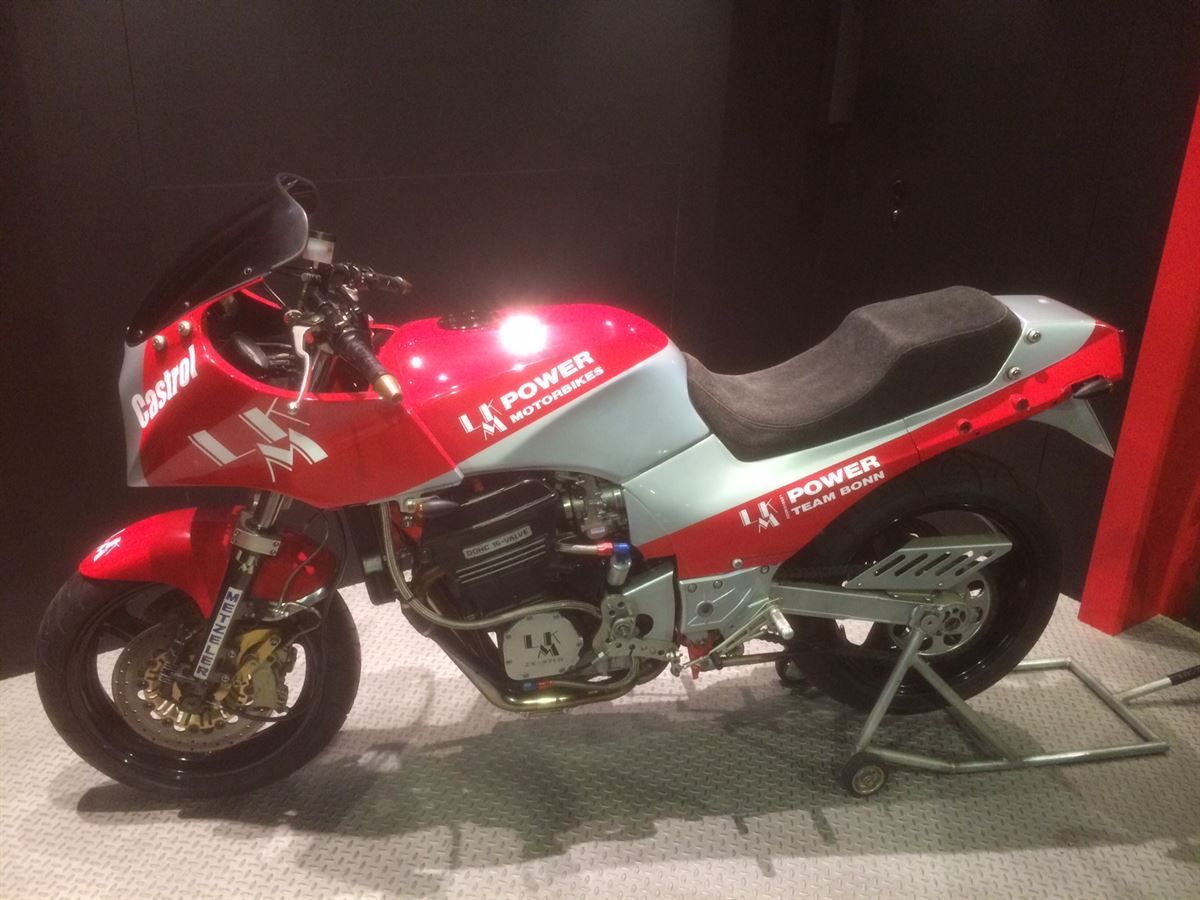 Sitzbank in Wildleder neu bezogen.