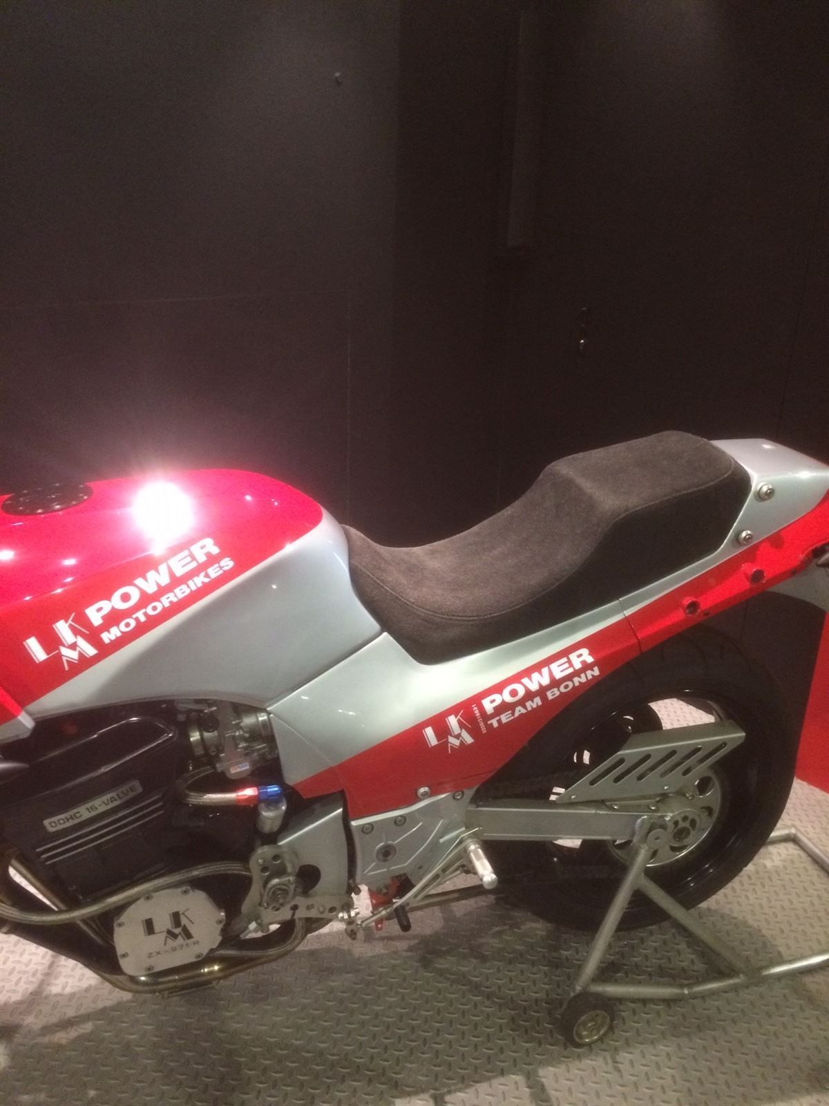 Sitzbank in Wildleder neu bezogen.