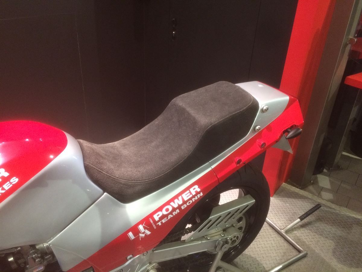 Sitzbank in Wildleder neu bezogen.