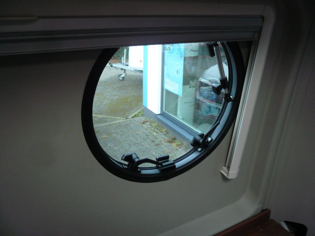 Thitronik WiPro III safe.lock Alarmanlage im Citroen Jumper mit Funk-Magnetkontakten.
Original Schlüssel gegen Replay-Attacken umgebaut.