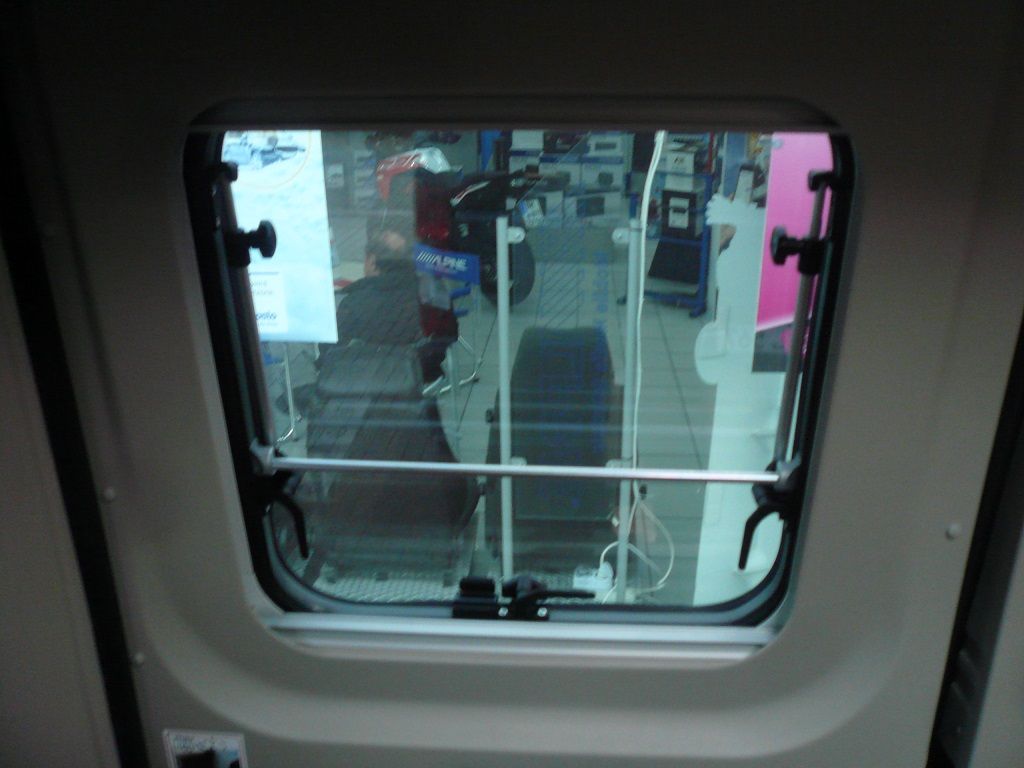 Thitronik WiPro III safe.lock Alarmanlage im Citroen Jumper mit Funk-Magnetkontakten.
Original Schlüssel gegen Replay-Attacken umgebaut.