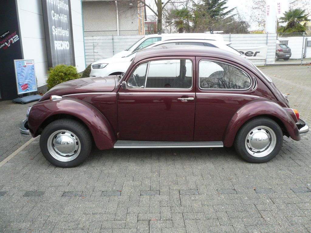 VW Käfer 1302 Vordere Sitze und Rücksitzbank, Bezüge in Kunstleder/Cord Stoff schwarz neu angefertigt und montiert. Rosshaar Polsterung neu geliefert und montiert.