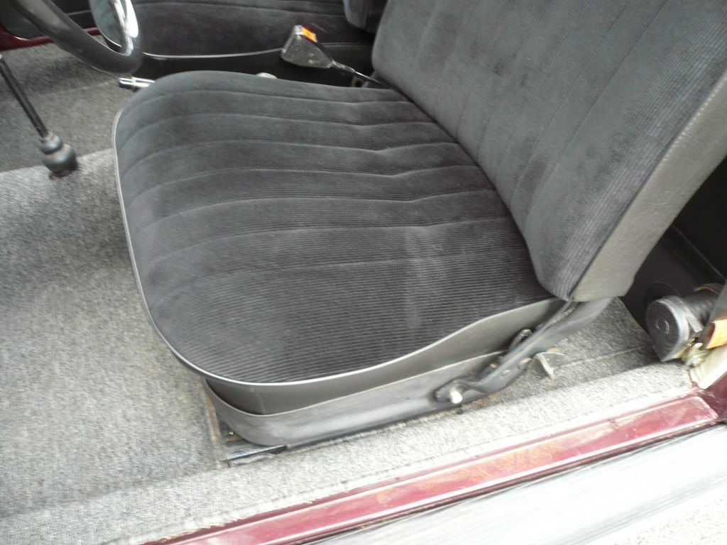 VW Käfer 1302 Vordere Sitze und Rücksitzbank, Bezüge in Kunstleder/Cord Stoff schwarz neu angefertigt und montiert. Rosshaar Polsterung neu geliefert und montiert.