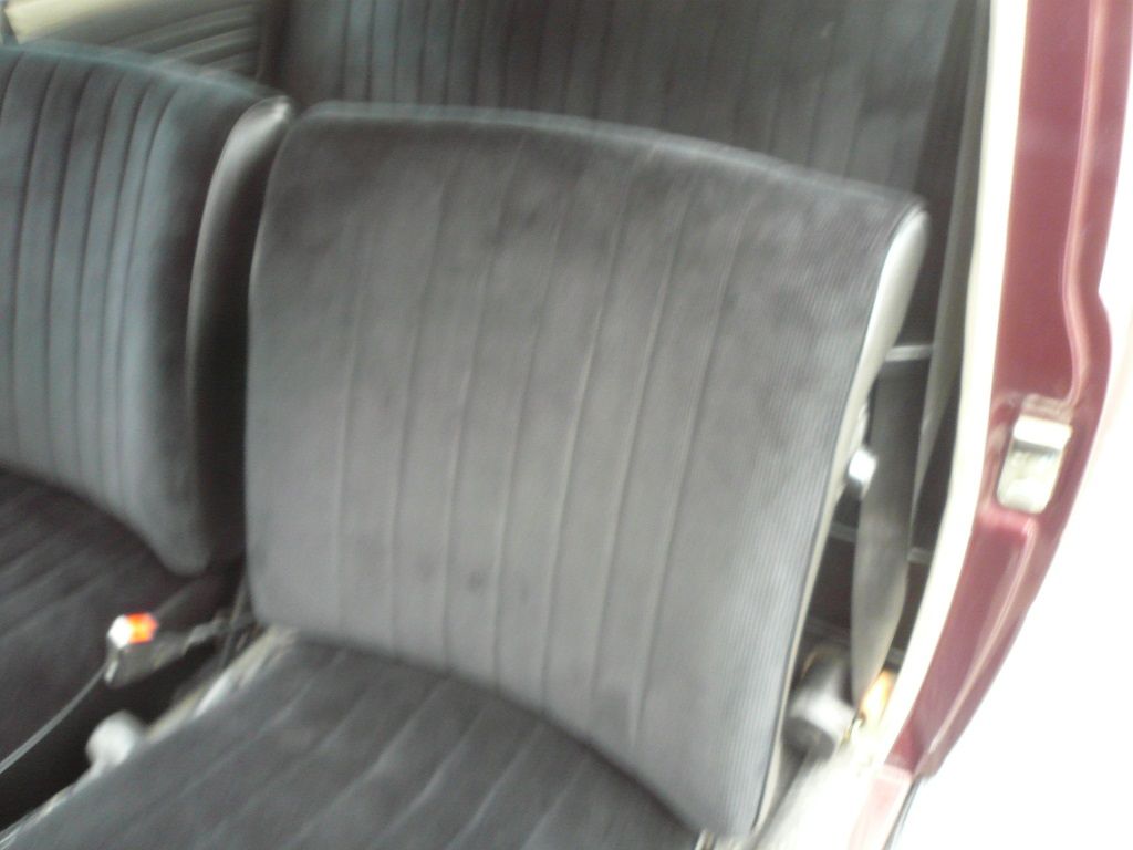 VW Käfer 1302 Vordere Sitze und Rücksitzbank, Bezüge in Kunstleder/Cord Stoff schwarz neu angefertigt und montiert. Rosshaar Polsterung neu geliefert und montiert.