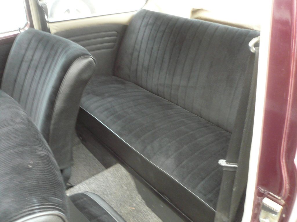 VW Käfer 1302 Vordere Sitze und Rücksitzbank, Bezüge in Kunstleder/Cord Stoff schwarz neu angefertigt und montiert. Rosshaar Polsterung neu geliefert und montiert.