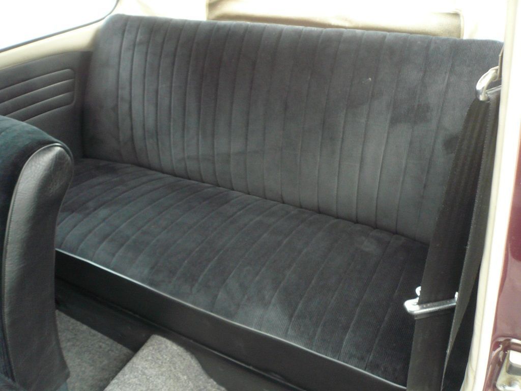 VW Käfer 1302 Vordere Sitze und Rücksitzbank, Bezüge in Kunstleder/Cord Stoff schwarz neu angefertigt und montiert. Rosshaar Polsterung neu geliefert und montiert.