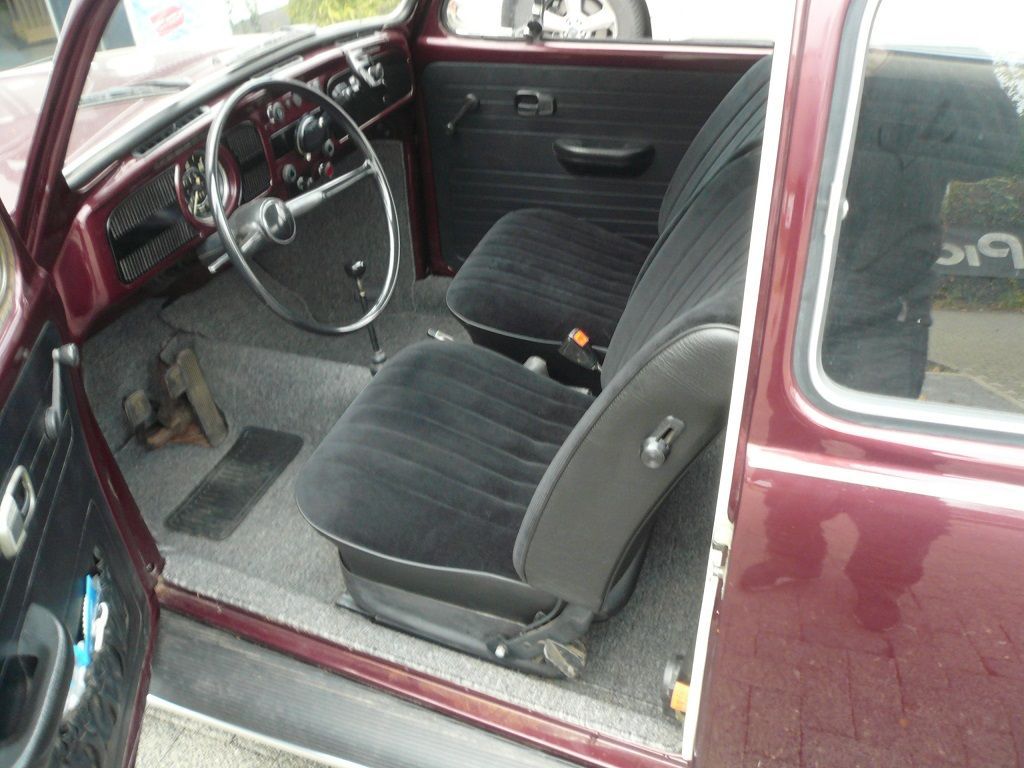 VW Käfer 1302 Vordere Sitze und Rücksitzbank, Bezüge in Kunstleder/Cord Stoff schwarz neu angefertigt und montiert. Rosshaar Polsterung neu geliefert und montiert.