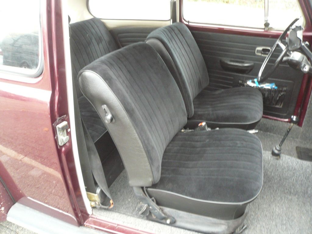 VW Käfer 1302 Vordere Sitze und Rücksitzbank, Bezüge in Kunstleder/Cord Stoff schwarz neu angefertigt und montiert. Rosshaar Polsterung neu geliefert und montiert.