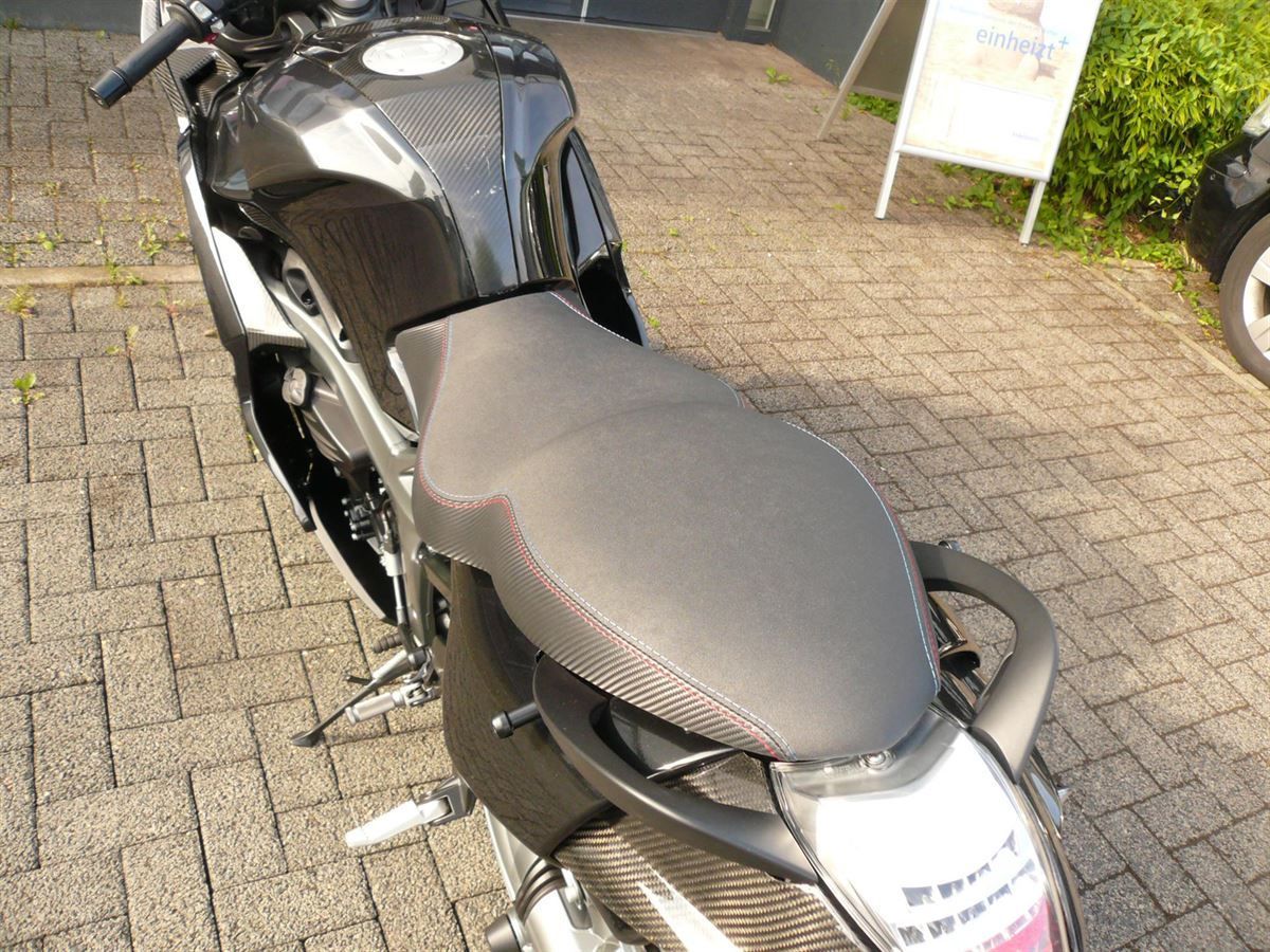 Sitzbank in Kunstleder Carbon/Antirutsch neu bezogen.