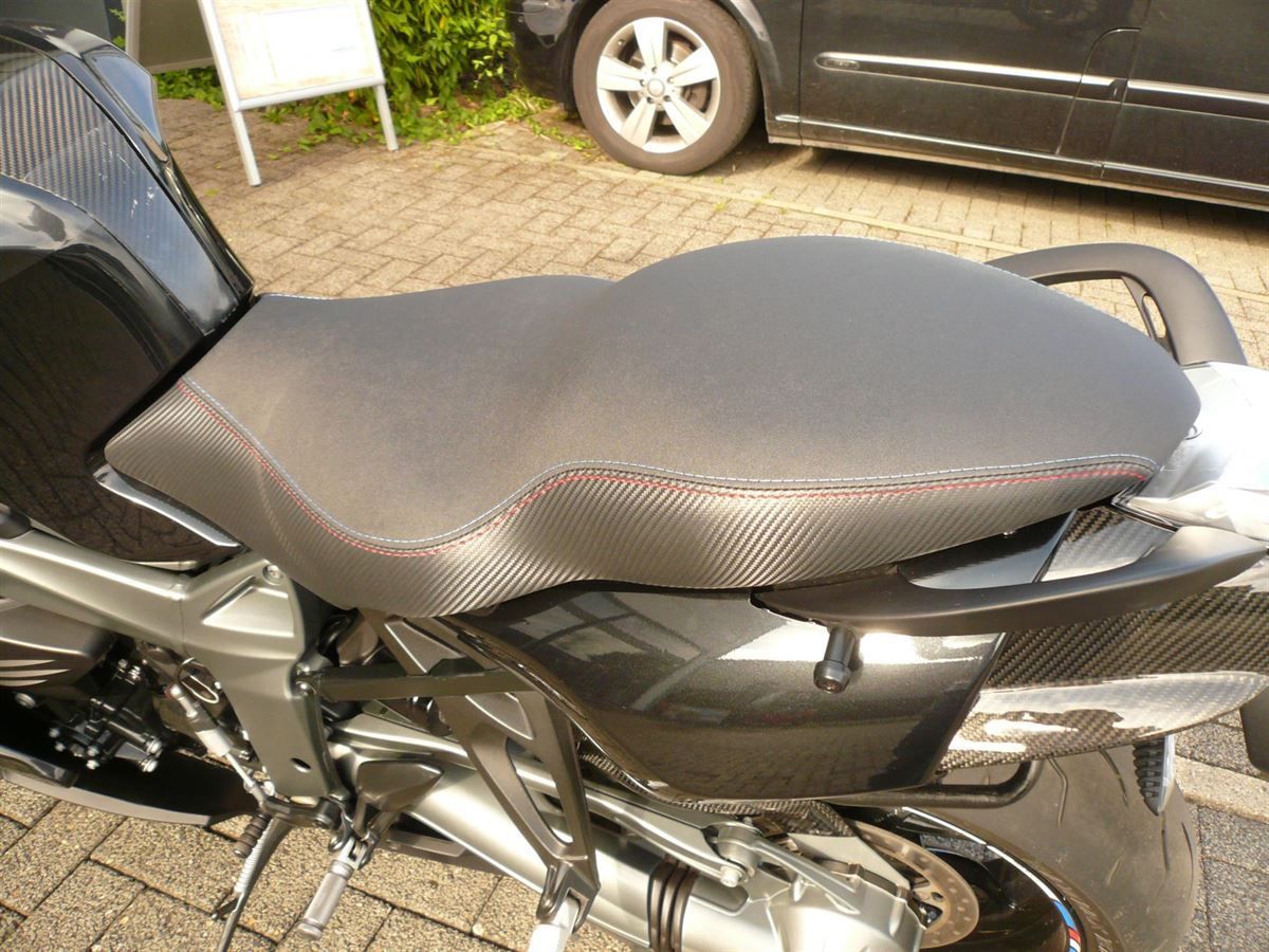 Sitzbank in Kunstleder Carbon/Antirutsch neu bezogen.