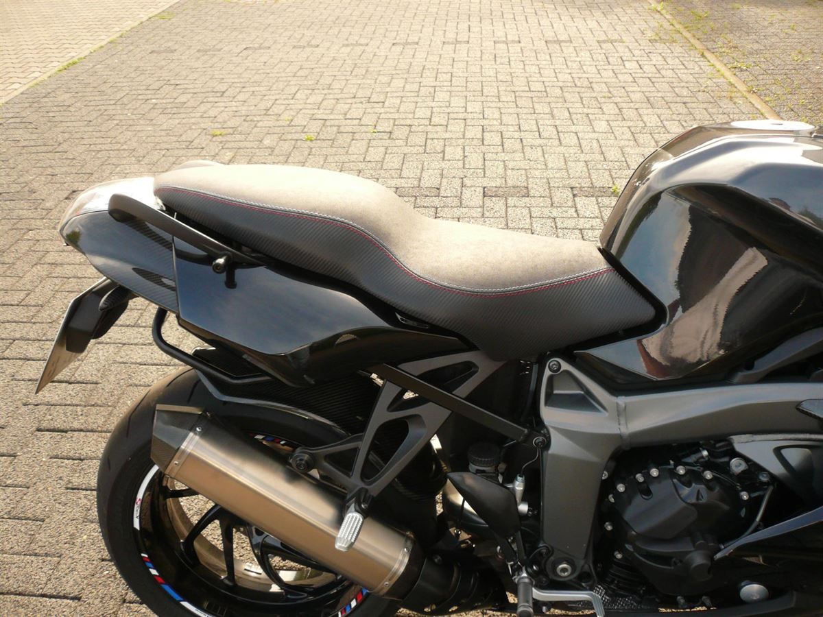 Sitzbank in Kunstleder Carbon/Antirutsch neu bezogen.