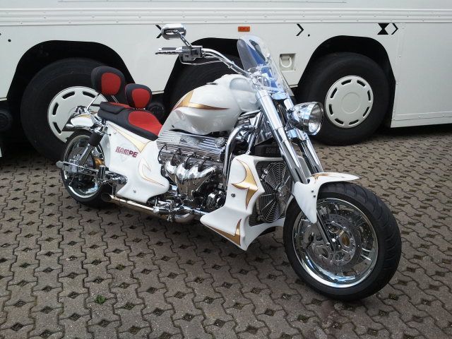 Sitzpolsterung angefertigt & angepasst. Bezug aus Leder zweifarbig nach Vorgabe angefertigt und montiert.