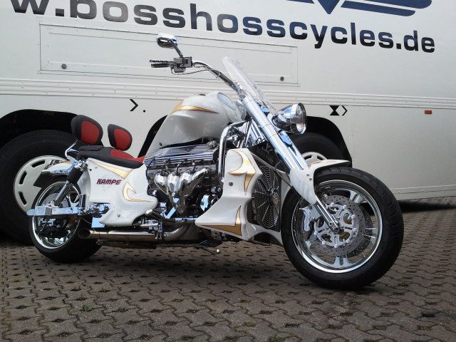 Sitzpolsterung angefertigt & angepasst. Bezug aus Leder zweifarbig nach Vorgabe angefertigt und montiert.