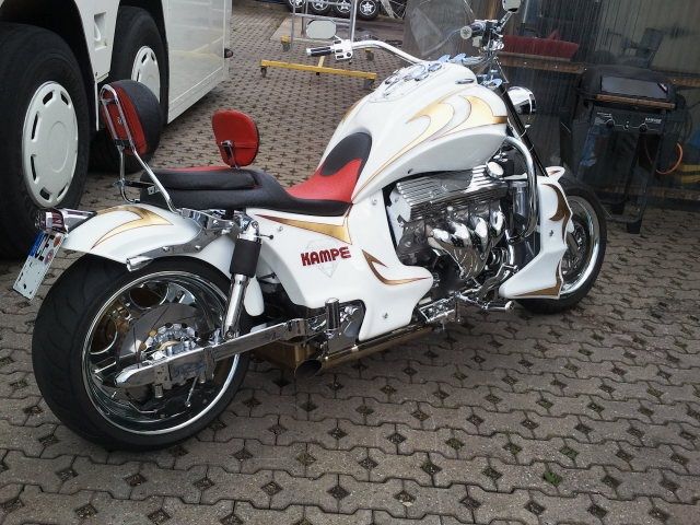 Sitzpolsterung angefertigt & angepasst. Bezug aus Leder zweifarbig nach Vorgabe angefertigt und montiert.