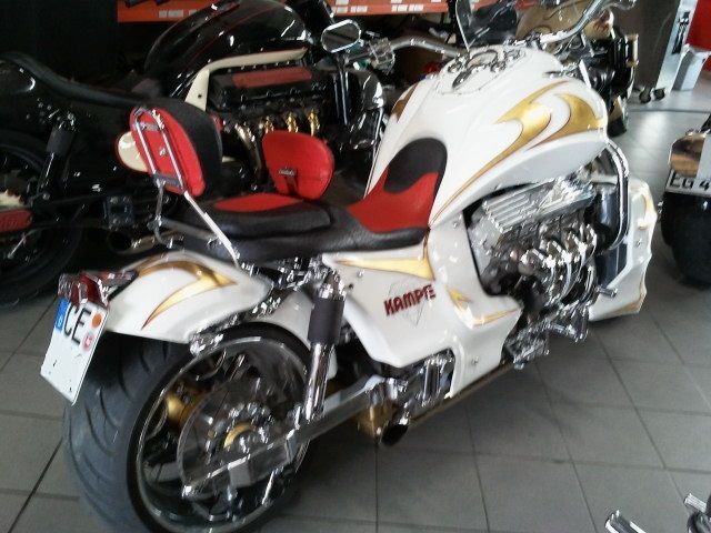 Sitzpolsterung angefertigt & angepasst. Bezug aus Leder zweifarbig nach Vorgabe angefertigt und montiert.