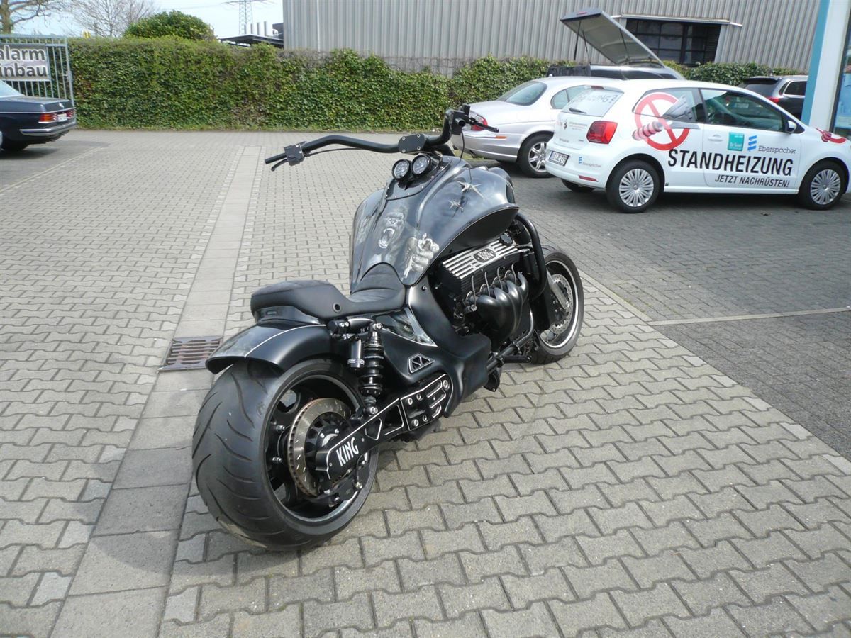 Sitzpolsterung angefertigt & angepasst. Bezug aus Leder/Alcantara nach Vorgabe angefertigt und montiert.